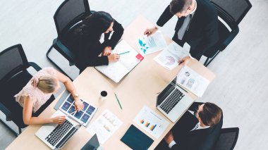 İş adamları grup toplantısı yukarıdan çekiliyor