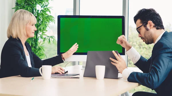 Affärsmän i konferensrummet med grön skärm — Stockfoto