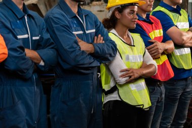 Fabrikadaki takım çalışmasını gösteren becerikli bir işçi bir arada duruyor. .