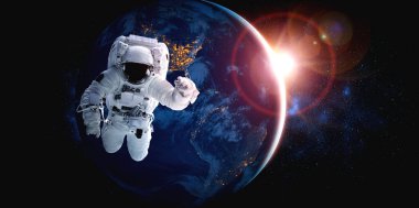 Astronot uzay yürüyüşü yaparken uzay istasyonu için çalışır.