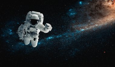 Astronot uzay yürüyüşü yaparken uzay istasyonu için çalışır.