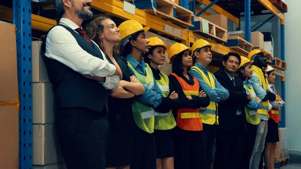 Stor grupp fabriksarbetare som står tillsammans i lager eller lagerhus — Stockfoto