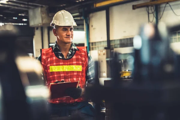 Trabalhador de fabricação que trabalha com área de transferência para fazer a lista de verificação do procedimento de trabalho . — Fotografia de Stock