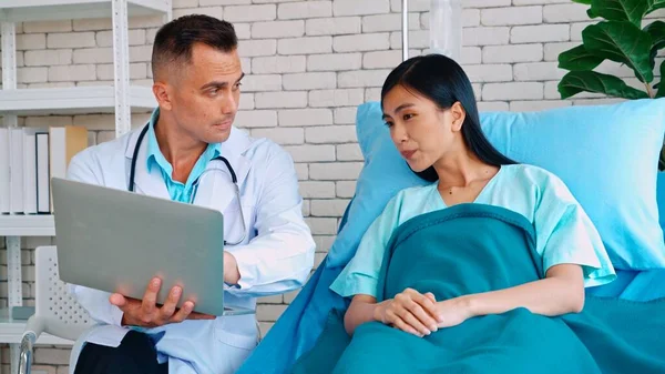 Arzt in Uniform untersucht Patient im Krankenhaus — Stockfoto