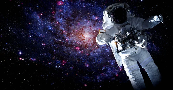 Astronot uzay yürüyüşü yaparken uzay istasyonu için çalışır.