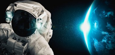 Astronot uzay yürüyüşü yaparken uzay istasyonu için çalışır.