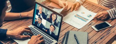 Sanal işyerinde ya da ücra bir ofiste grup iş adamları buluşması