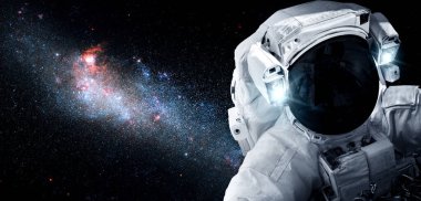 Astronot uzay yürüyüşü yaparken uzay istasyonu için çalışır.