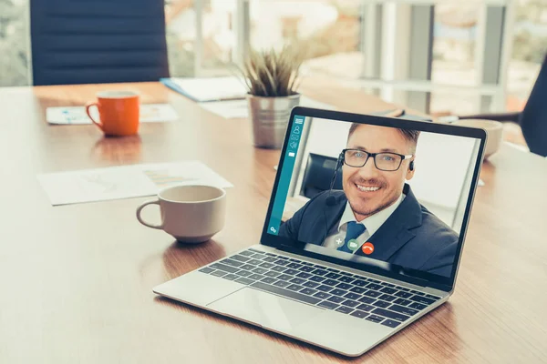 Réunion des gens d'affaires par vidéoconférence sur un lieu de travail virtuel ou un bureau distant — Photo