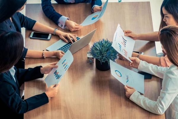 Businesswomen in Meeting, Laptop Computer on Table — Stock Photo, Image