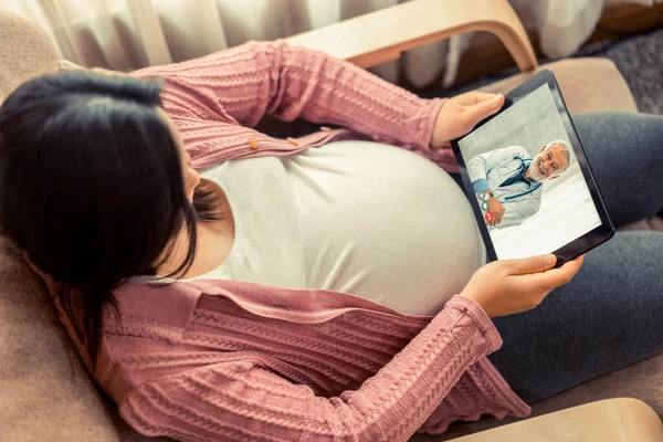 Arzt telemedizinischen Service Online-Video mit schwangerer Frau für die pränatale Versorgung — Stockfoto