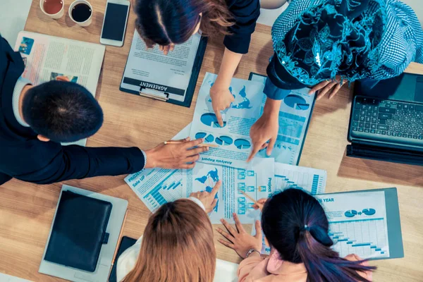 Gente de negocios en reunión de grupo en la oficina. — Foto de Stock