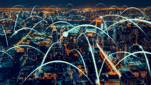 Smart digital city con globalizzazione grafica astratta che mostra la rete di connessione — Foto Stock