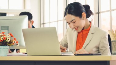 Modern ofisteki masada çalışan iş adamları