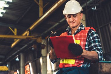 İş prosedürü kontrol listesi için pano ile çalışan imalat işçisi .