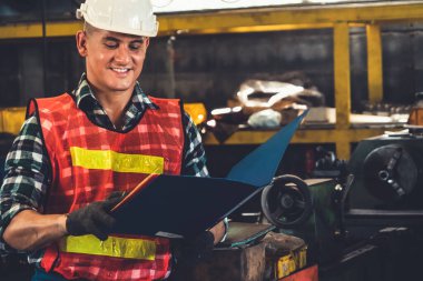 İş prosedürü kontrol listesi için pano ile çalışan imalat işçisi .