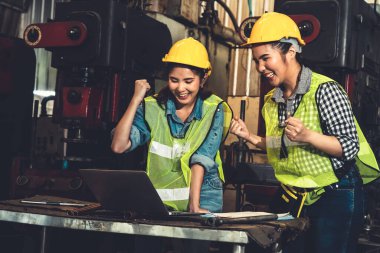 İki fabrika işçisi imalat atölyesinde başarıyı birlikte kutladı