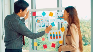 İş adamları proje planlama kurulunda çalışıyor