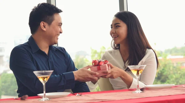 Romantikerpaar beschenkt Liebhaber im Restaurant — Stockfoto