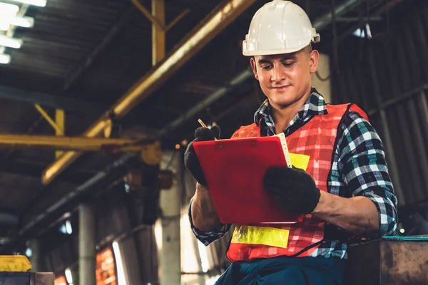 Tillverkare arbetare som arbetar med urklipp för att göra jobbet förfarande checklista . — Stockfoto