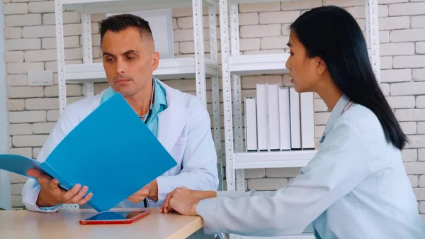 Läkare i professionell uniform undersöker patienten på sjukhus — Stockfoto