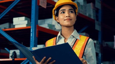 Depoda çalışan kadın bir depo işçisi.