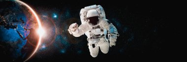 Astronot uzay yürüyüşü yaparken uzay istasyonu için çalışır.