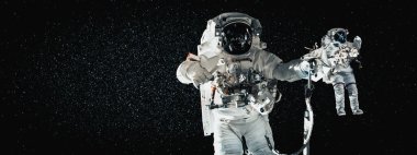 Astronot uzay yürüyüşü yaparken uzay istasyonu için çalışır.