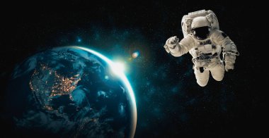 Astronot uzay yürüyüşü yaparken uzay istasyonu için çalışır.