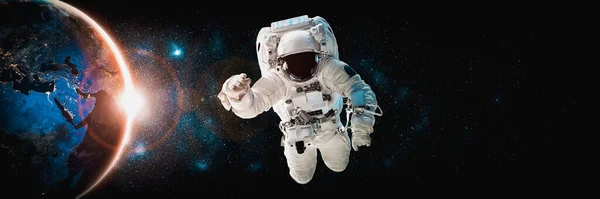 Astronaut rymdman gör rymdpromenad medan du arbetar för rymdstationen — Stockfoto