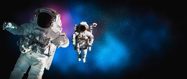Astronot uzay yürüyüşü yaparken uzay istasyonu için çalışır. — Stok fotoğraf