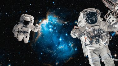 Astronot uzay yürüyüşü yaparken uzay istasyonu için çalışır.