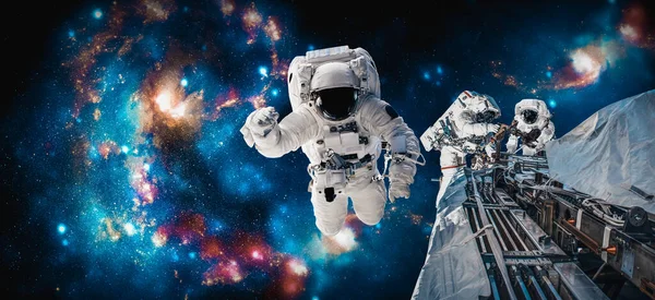 Космонавт путешествует в космос, работая на космическую станцию — стоковое фото