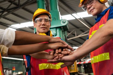 Becerikli fabrika işçilerinden oluşan ekip birlik ve destek gösteriyor.