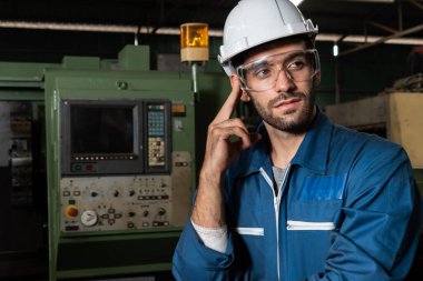 Düşünürken ve ileriye bakarken usta bir fabrika mühendisi ya da işçi portresi