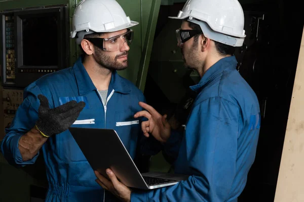 Grupo de trabalhadores de fábrica habilidosos usando equipamentos de máquinas em oficina — Fotografia de Stock