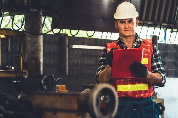 Trabajador de fabricación que trabaja con portapapeles para hacer la lista de verificación del procedimiento de trabajo . — Foto de Stock