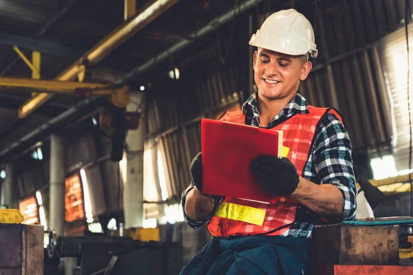 Trabajador de fabricación que trabaja con portapapeles para hacer la lista de verificación del procedimiento de trabajo . — Foto de Stock