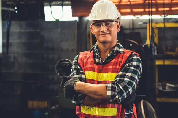 Trabajador de trabajo de fábrica joven o ingeniero primer plano retrato en fábrica de fabricación — Foto de Stock