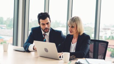 İki iş adamı ofiste proje stratejisi hakkında konuşuyor