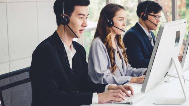 Ofiste çalışan kulaklık takan iş adamları.