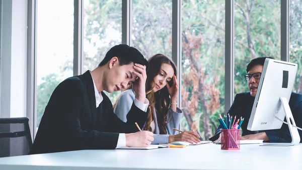 Enfadado persona de negocios disputa problema de trabajo en reunión de grupo — Foto de Stock