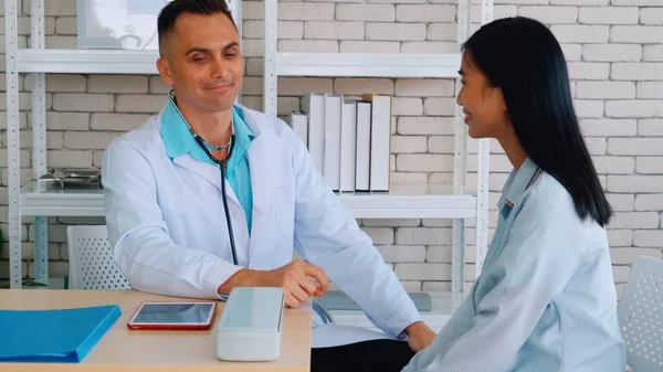 Läkare i professionell uniform undersöker patienten på sjukhus — Stockfoto