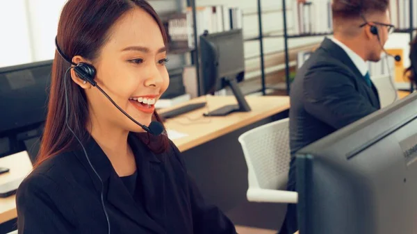 Geschäftsleute mit Headset arbeiten im Büro — Stockfoto