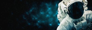Astronot uzay yürüyüşü yaparken uzay istasyonu için çalışır.