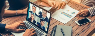 Sanal işyerinde ya da ücra bir ofiste grup iş adamları buluşması