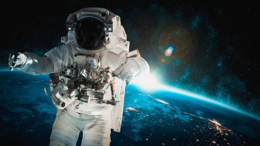 Astronot uzay yürüyüşü yaparken uzay istasyonu için çalışır.