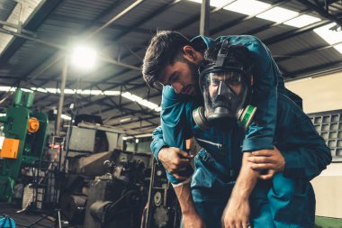 Yetenekli bir fabrika işçisi, takım arkadaşını zehirli gaz sızıntısından kurtarır.