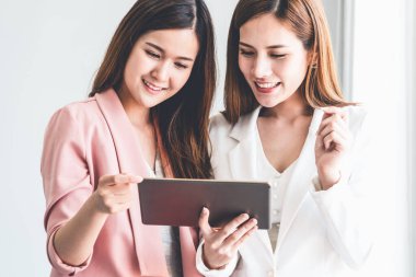 Ofiste tablet bilgisayar kullanan iş kadınları.