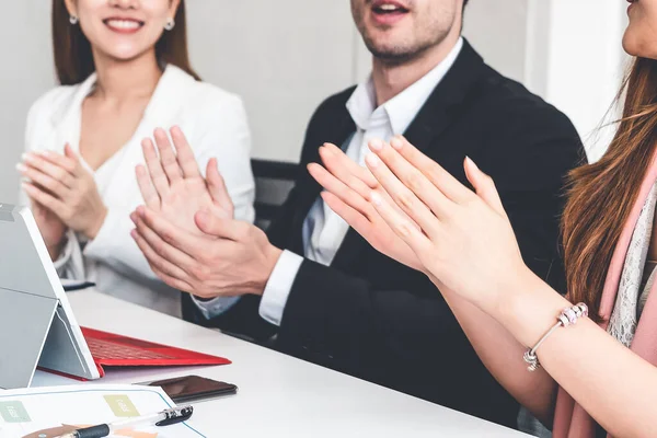 Empresarios y empresarias que trabajan en el cargo. — Foto de Stock